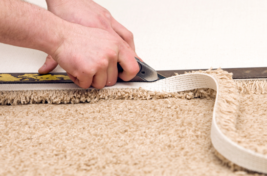 Χειρωνακτικό κόψιμο χαλιού