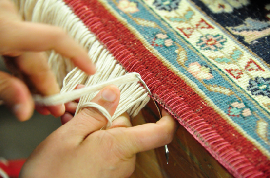 Χειρωνακτική επιδιόρθωση κροσιών χαλιού