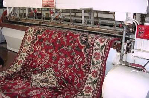 Χαλί που πλένεται σε αυτόματο μηχάνημα ταπητοκαθαρισμού