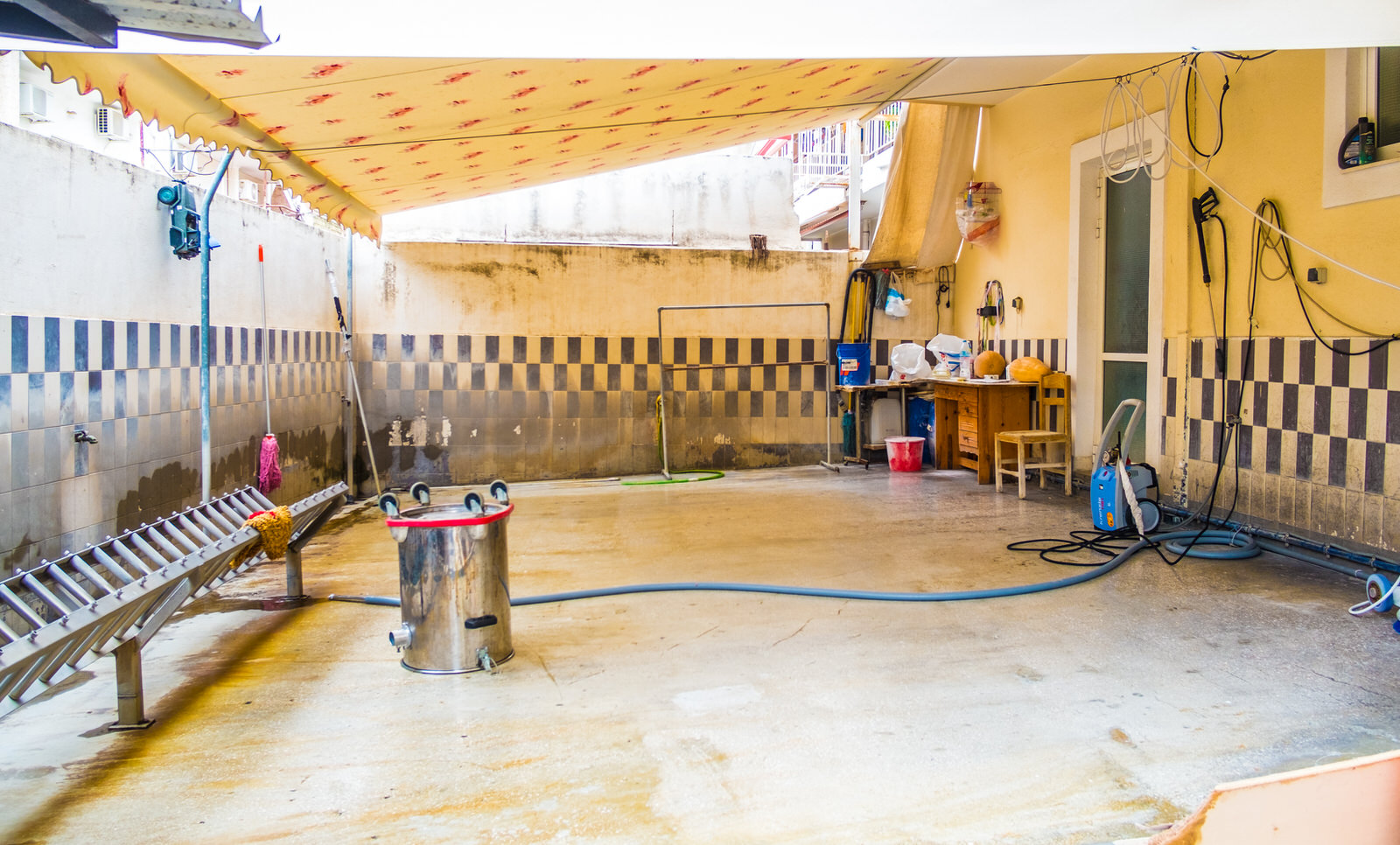 Χώρος και μηχανήματα πλυσίματος χαλιών